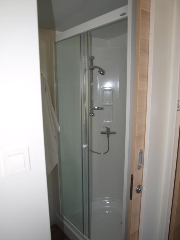 Camping Adria Mobile Home Park Умаг Номер фото