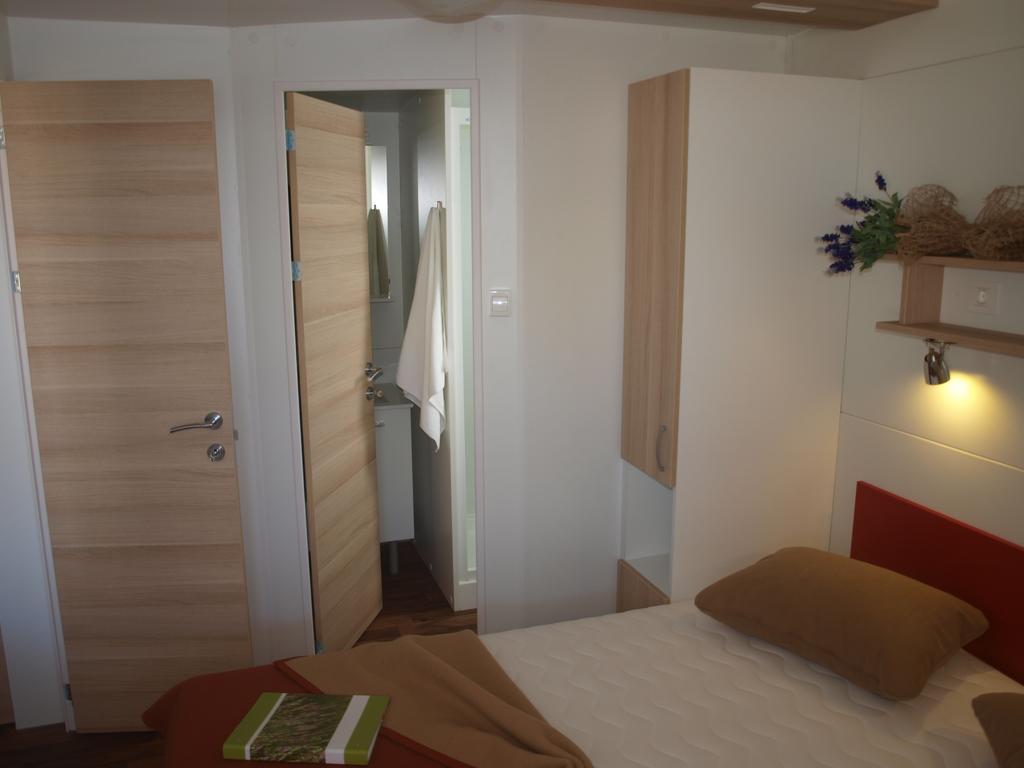 Camping Adria Mobile Home Park Умаг Номер фото