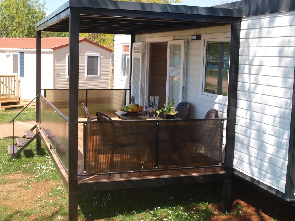 Camping Adria Mobile Home Park Умаг Номер фото