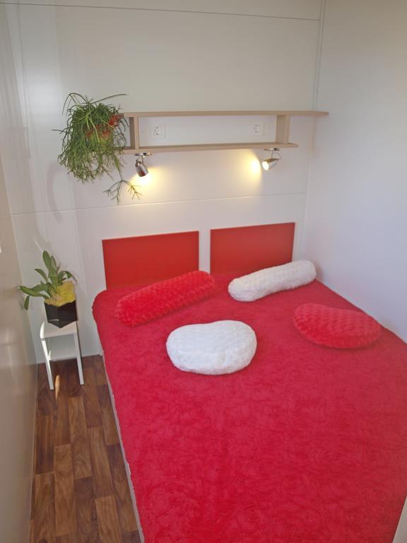 Camping Adria Mobile Home Park Умаг Номер фото