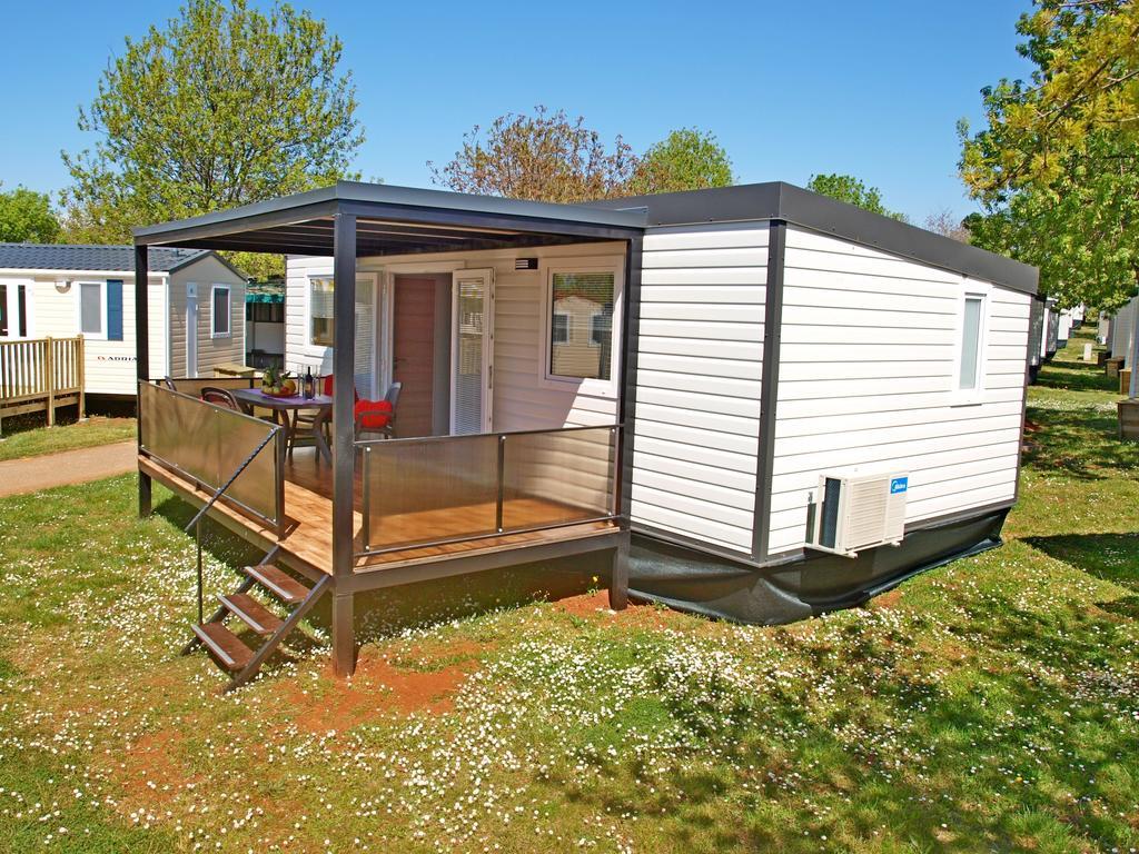 Camping Adria Mobile Home Park Умаг Номер фото