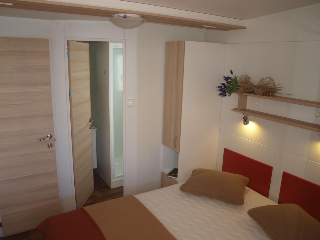 Camping Adria Mobile Home Park Умаг Номер фото