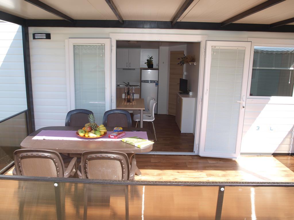 Camping Adria Mobile Home Park Умаг Номер фото