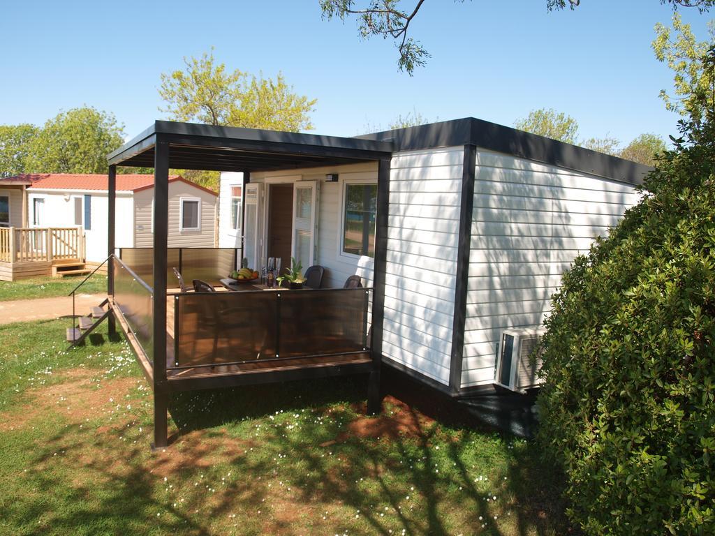 Camping Adria Mobile Home Park Умаг Номер фото