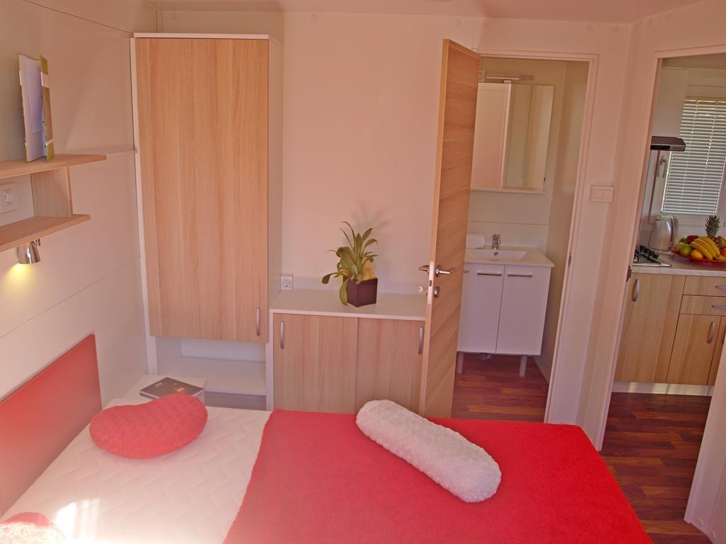 Camping Adria Mobile Home Park Умаг Номер фото