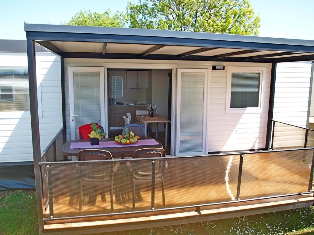 Camping Adria Mobile Home Park Умаг Номер фото