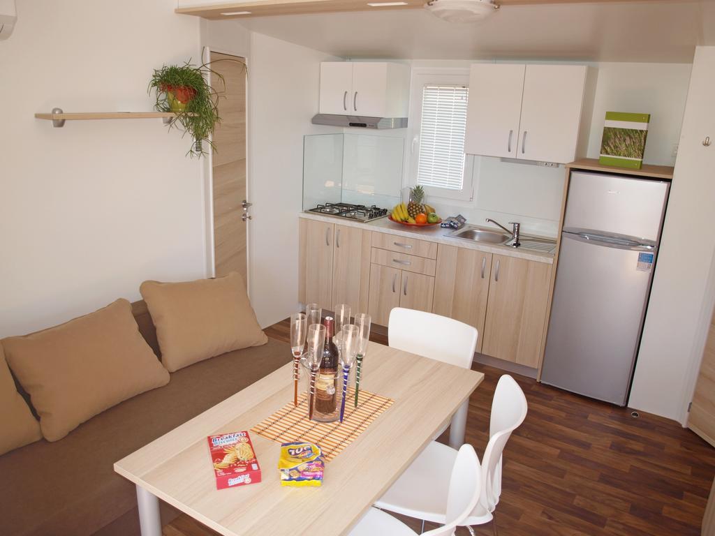 Camping Adria Mobile Home Park Умаг Номер фото